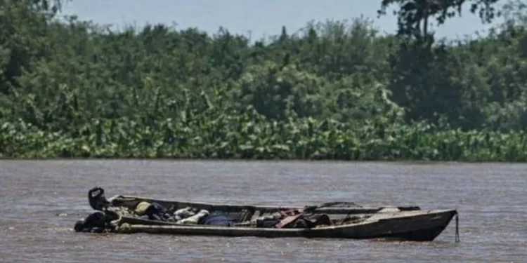 Doble crimen de pescadores en el río Coronda: Identificaron a las víctimas y denuncian que la escena fue montada para encubrir los asesinatos