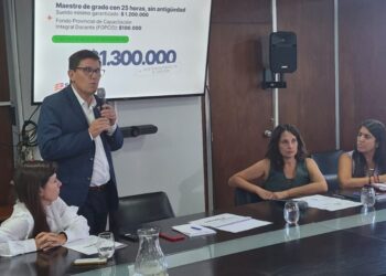 Santa Fe presentó nueva oferta salarial docente: piso de $1.300.000 y actualización hasta junio