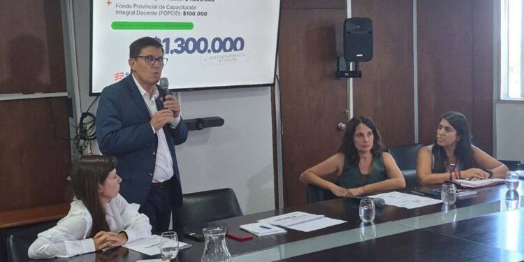 Santa Fe presentó nueva oferta salarial docente: piso de $1.300.000 y actualización hasta junio