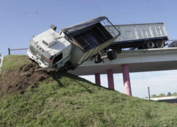 Corte de tránsito en la autopista Rosario-Santa Fe: un camión quedó colgando de uno de los puentes