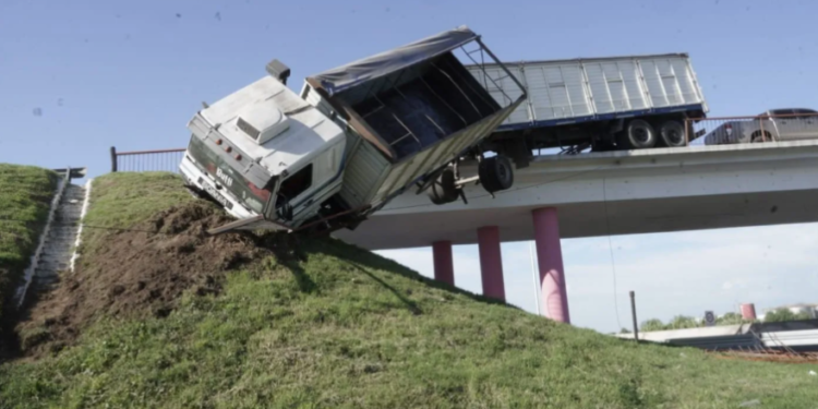 Corte de tránsito en la autopista Rosario-Santa Fe: un camión quedó colgando de uno de los puentes