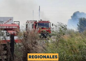Bomberos Voluntarios Las Rosas trabajan en un incendio de un transformador ubicado en calle Uruguay y Ruta 65