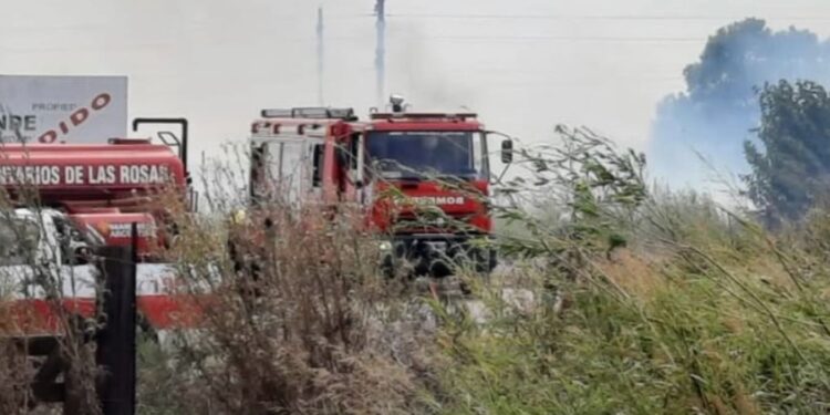 Bomberos Voluntarios Las Rosas trabajan en un incendio de un transformador ubicado en calle Uruguay y Ruta 65