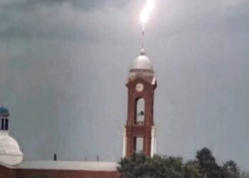 CÓMO EN VOLVER AL FUTURO, UN RAYO IMPACTÓ EN LA CÚPULA DE LA IGLESIA DE EL TREBOL