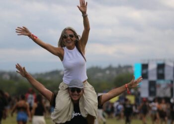 Una multitud se hace presente en el primer día del Cosquín Rock 