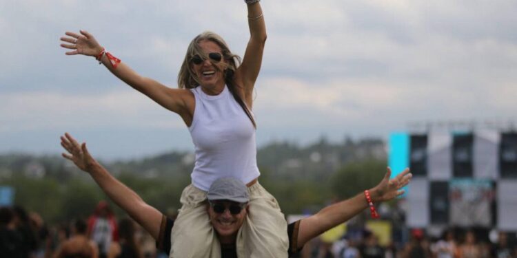 Una multitud se hace presente en el primer día del Cosquín Rock 