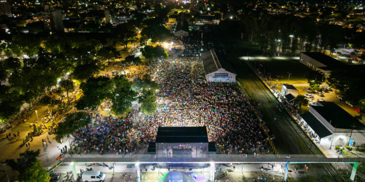 LÁZARO CABALLERO CONVOCÓ A UNA NOCHE MULTITUDINARIA EN EL FESTIVAL DE FOLKLORE DE MARCOS JUÁREZ.