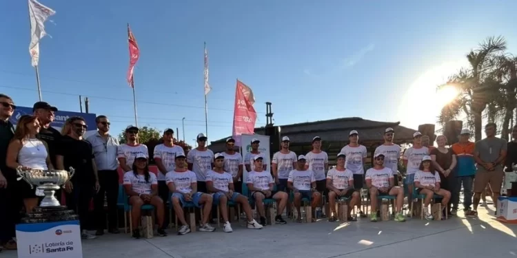 Santa Fe – Coronda: Los 18 nadadores nadan rumbo a Coronda.