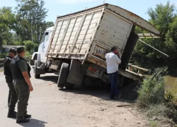 CARCARAÑÁ: UN CAMIÓN CHOCÓ EL PUENTE EN RUTA 9 SOBRE EL RÍO CARCARAÑA
