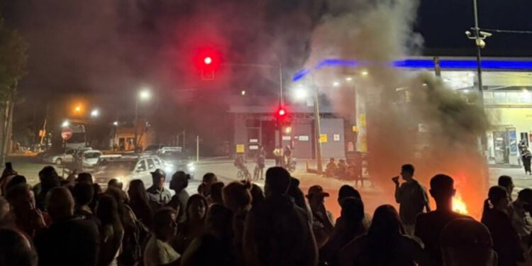 Escala el conflicto policial: autoconvocados tomaron los portones de la Jefatura