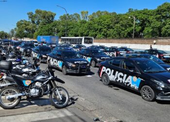 20 PASES A DISPONIBILIDAD POR LAS PROTESTAS EN LA JEFATURA DE POLICÍA DE ROSARIO