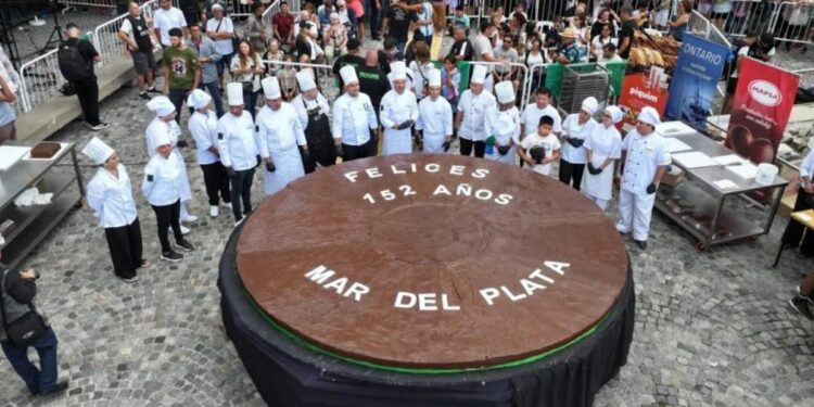 Mar del Plata celebró sus 152 años con un alfajor gigante de 720 kilos