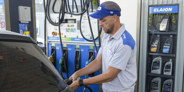 Desde este domingo suben los combustibles por aumento de impuestos
