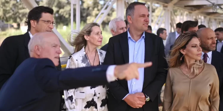 Karina MIlei y Manuel Adorni visitaron la planta de LDC en Timbúes