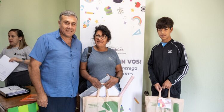 AL COLE CON VOS: FIORENZA RECORRIÓ DESARROLLO SOCIAL, COMENZÓ LA ENTREGA DE KITS ESCOLARES Y FINALIZA LA CONFECCIÓN DE GUARDAPOLVOS