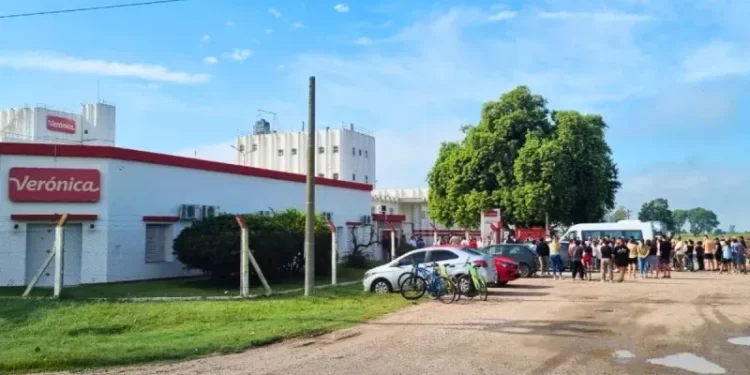 Movilización de trabajadores de Verónica, Productores lecheros y allegados en la Planta de Lehman