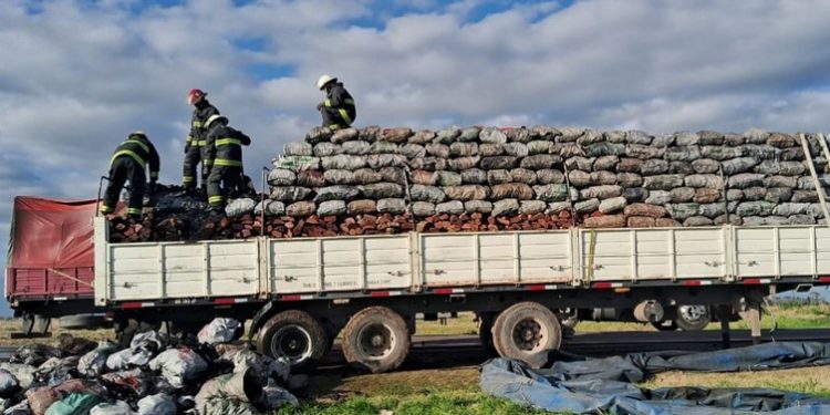 SE INCENDIÓ LA CARGA DE UN CAMIÓN QUE LLEVABA LEÑA Y CARBON EN EL TREBOL