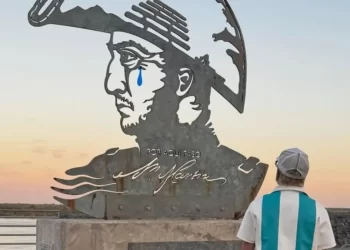 San Martín con una lágrima: un artista rosarino intervino la escultura tras el acto de Milei en San Lorenzo