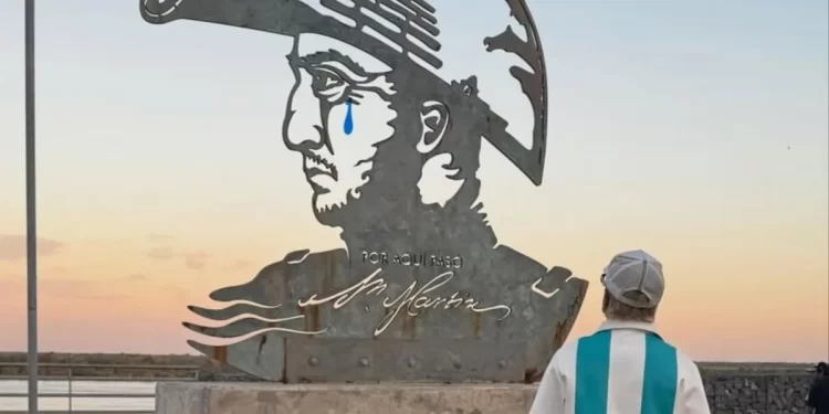 San Martín con una lágrima: un artista rosarino intervino la escultura tras el acto de Milei en San Lorenzo