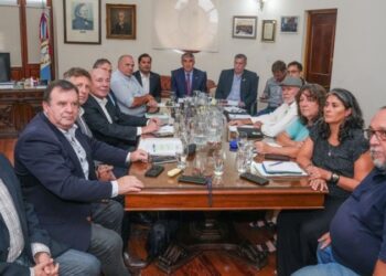 Gobierno de Santa Fe ofreció aumento semestral del 12,5 % a estatales y reconoce desfases salariales