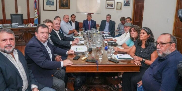 Gobierno de Santa Fe ofreció aumento semestral del 12,5 % a estatales y reconoce desfases salariales