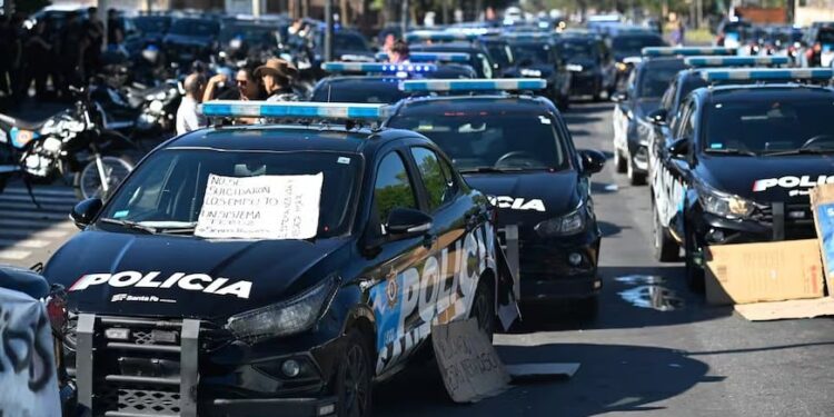Protestas en Santa Fe: Policía y familiares reclaman mejoras laborales y salariales