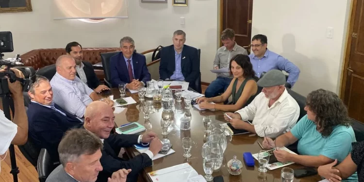 Paritarias en Santa Fe: ATE y UPCN aceptaron la propuesta salarial del Gobierno, pero los gremios docentes se encaminan al rechazo