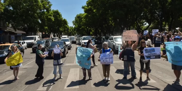 Ruidazo de docentes en distintos puntos de la provincia
