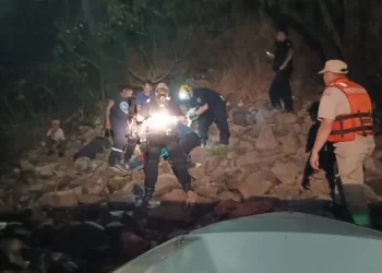 Rescatan a una mujer que cayó por la barranca en Puerto Norte Rosario