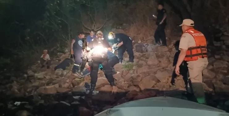 Rescatan a una mujer que cayó por la barranca en Puerto Norte Rosario