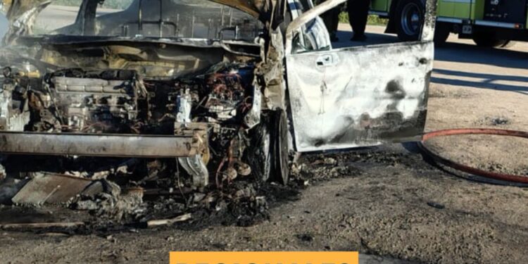 Se incendió un automóvil en el camino a La Boca de Monje