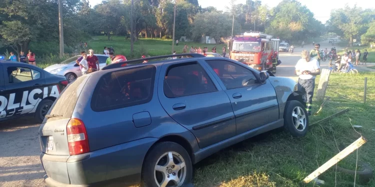 Milagro en carcarañá, un tren embistió un auto: dos casildenses resultaron ilesos