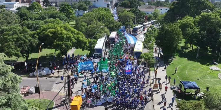 Inicio de la Carpa Blanca Docente en Reconquista