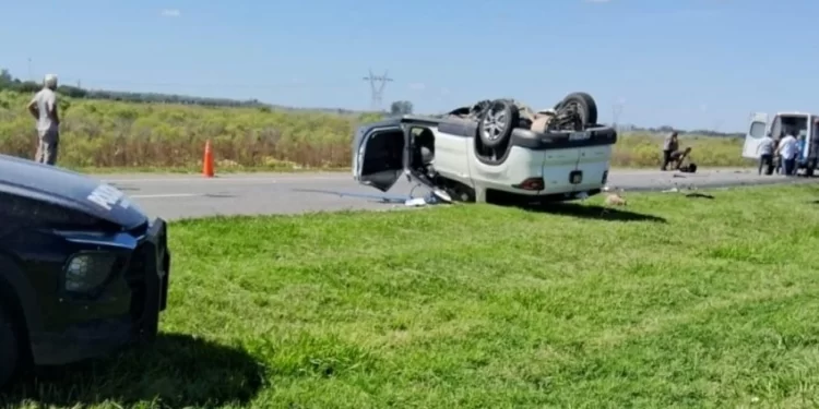 Dos muertos y varios heridos tras choque entre colectivo y camioneta en la autopista Rosario–Santa Fe