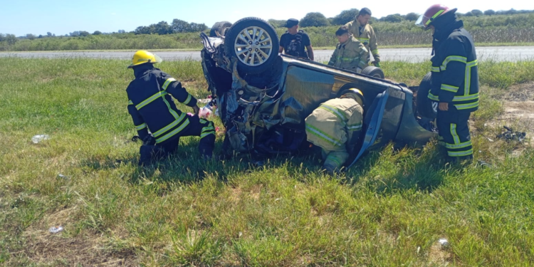 Fuerte accidente en la Autopista a la altura de Coronda: una mujer trasladada al SAMCo