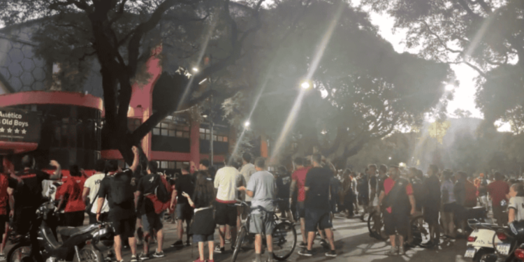 Agredieron a periodistas durante una manifestación de hinchas de Newell’s