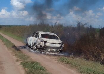 Principio de incendio en un automóvil en San Fabián