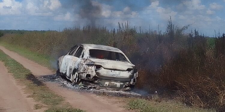 Principio de incendio en un automóvil en San Fabián