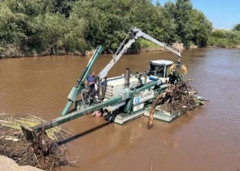 Operativo de limpieza en el puente sobre el río Carcarañá mantiene corte total