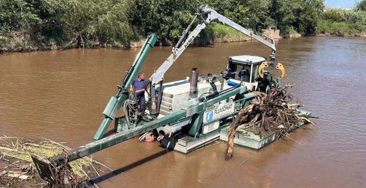 Operativo de limpieza en el puente sobre el río Carcarañá mantiene corte total