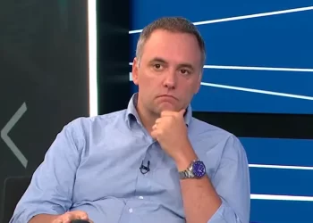 Adorni dijo que el viaje de su esposa fue “un error”, pero no un delito