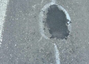 Cañada Rosquin: Madre e hija pintaron los baches de la  Ruta 34 y comenzaron a arreglarlos