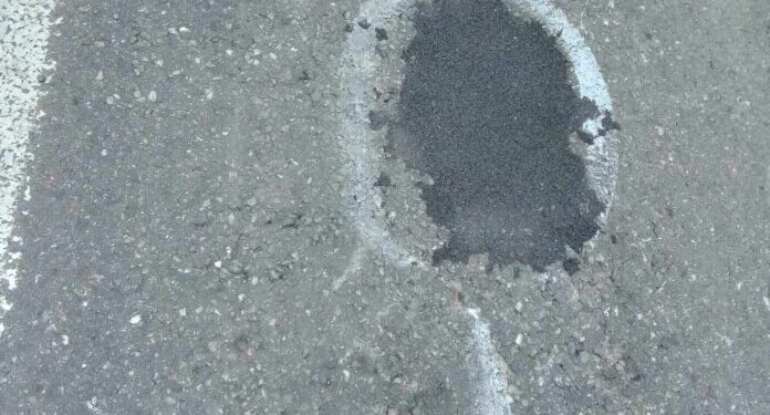 Cañada Rosquin: Madre e hija pintaron los baches de la  Ruta 34 y comenzaron a arreglarlos