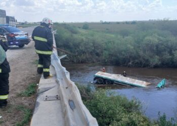 Un camión cayó a un arroyo en la autopista Rosario-Córdoba y buscan a su chofer desaparecido
