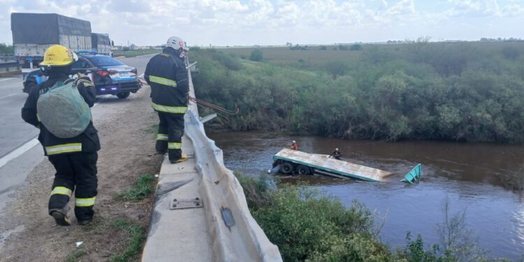 Un camión cayó a un arroyo en la autopista Rosario-Córdoba y buscan a su chofer desaparecido