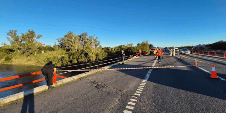 Impresionante accidente: un camión cayó al río Carcarañá desde la autopista