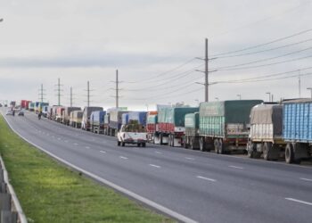  Lo de campaña. Largas filas de camiones en circunvalacion