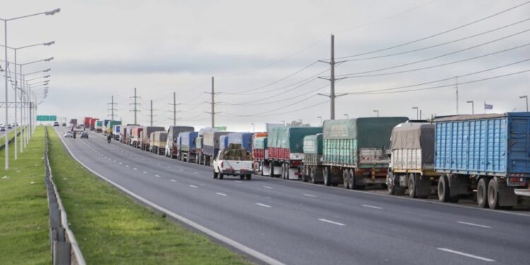  Lo de campaña. Largas filas de camiones en circunvalacion