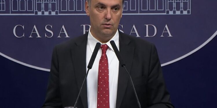 Manuel Adorni se defiende ante la prensa y evita hablar de su patrimonio