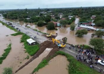 Rompen la Ruta 157 para aliviar la inundación en La Madrid